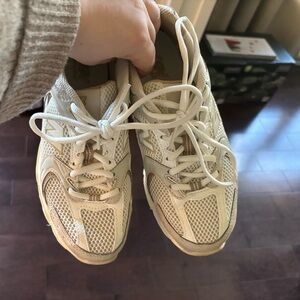 Beige New Balance 530s